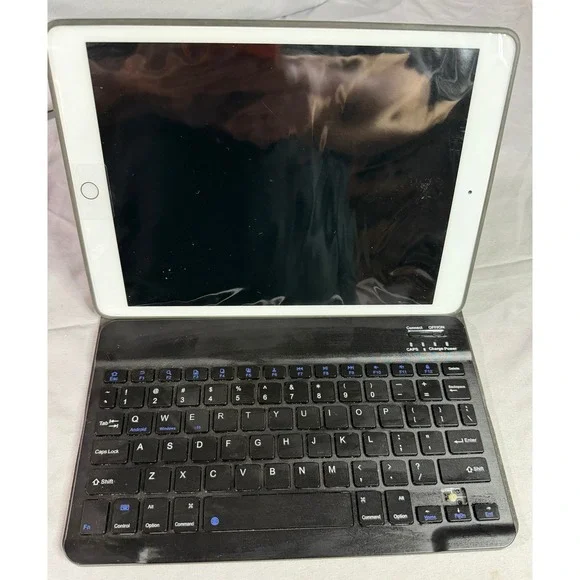 Apple iPad 8th Gen A2270 32GB Rose Gold with Bluetooth Keyboard Case Bundle