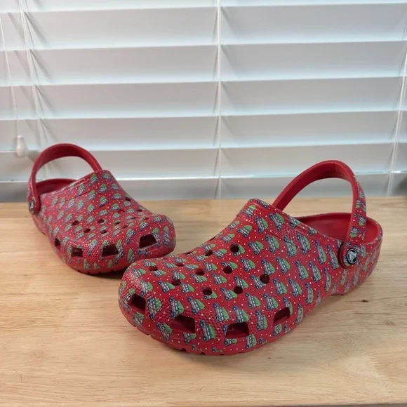 Crocs Vineyard Vines x Clogs Men's Red Christmas Tree Car Print Slip-On  - 11