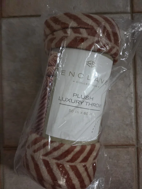 Enclave Collection Plush Luxury Throw - Brown & Cream