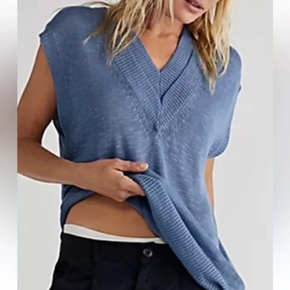 Free People - Hannah Oversized double v-neck sleeveless sweater. Blue.  Size XS