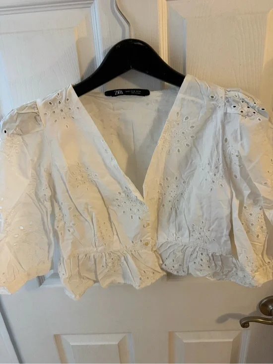 Zara White Eyelet V-Neck Cropped Blouse