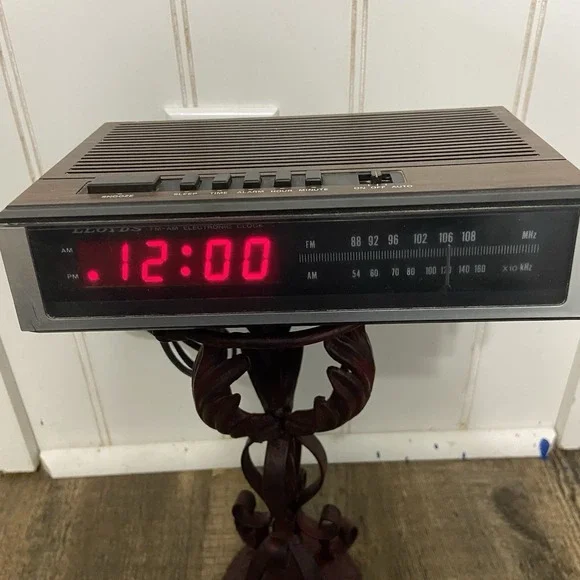 Lloyd's‎ FM-AM Digital Alarm Clock Woodgrain Vintage Retro Red LED Tested Works