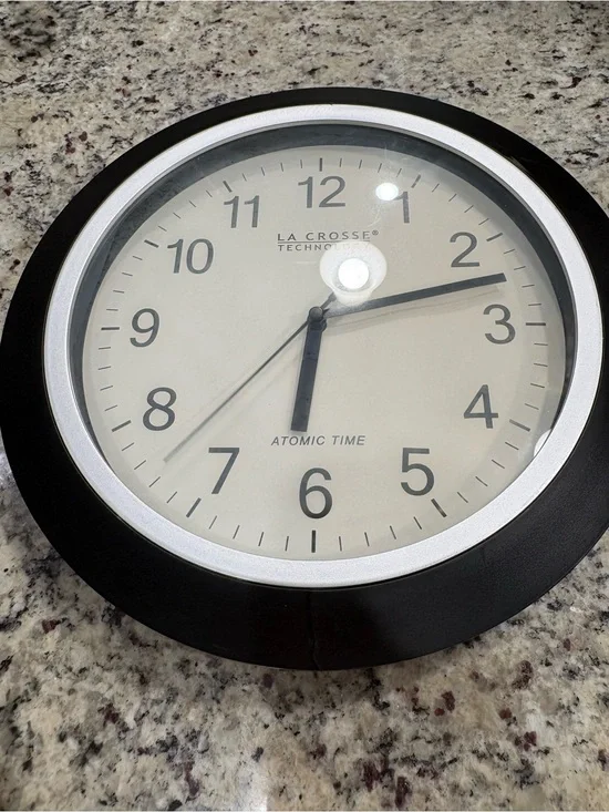 La Crosse Technology Atomic time wall clock WT-3129x1 Works but has marks/crack
