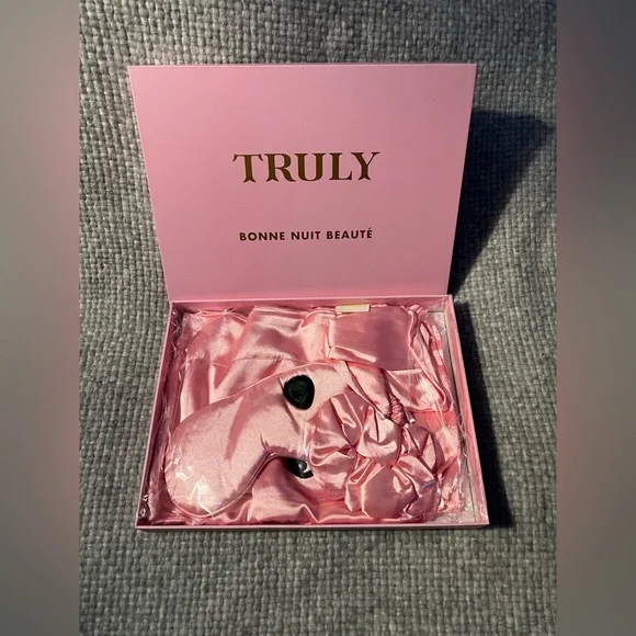 TRULY Bonne Nuit Beauté Satin Sleep Set in Pink
