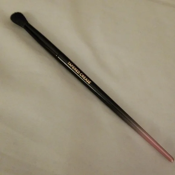 4/25 bundle item. Shades by Shan Tapered Crease Brush