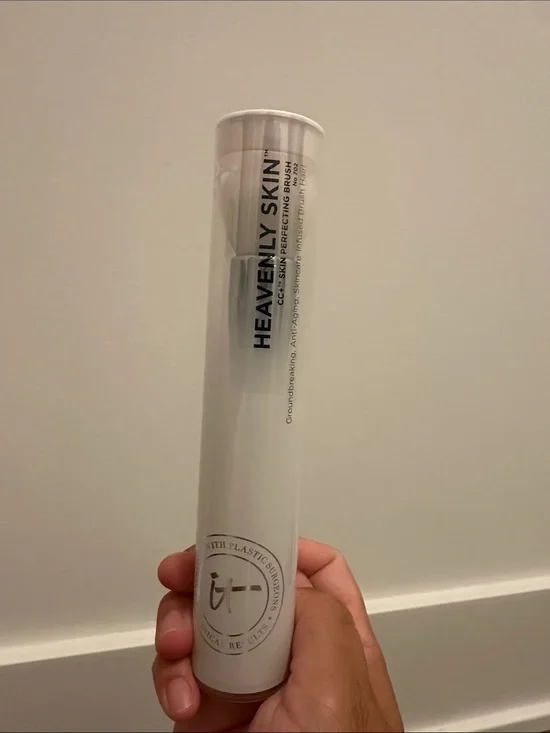 IT Cosmetics Heavenly Skin CC+ Skin-Perfecting Brush #702 New Full Size