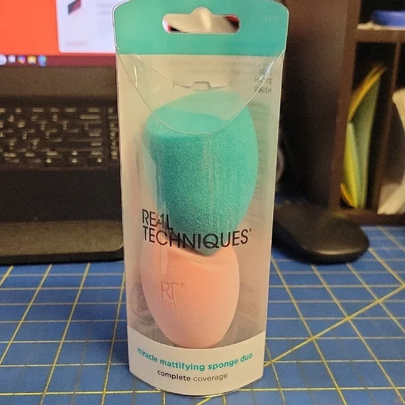 Real Techniques Miracle Mattifying Sponge Duo Soft Matte Finish New