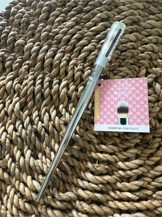 It brushes for Ulta  Essential Concealer NWT
