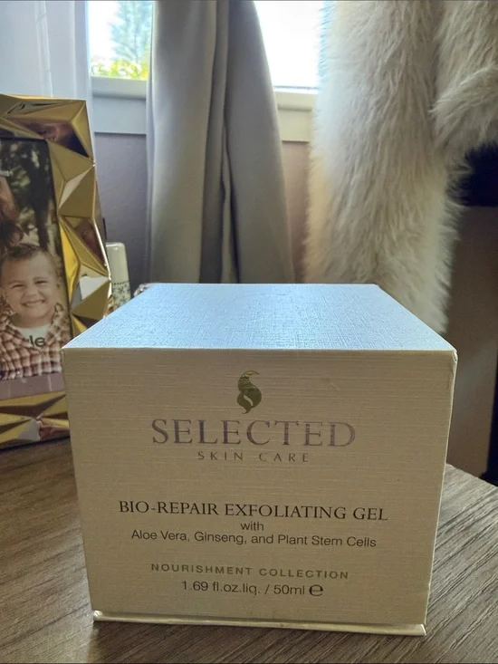 SELECTED Skin Care Bio-Repair Exfoliating Gel - Cream & Gold