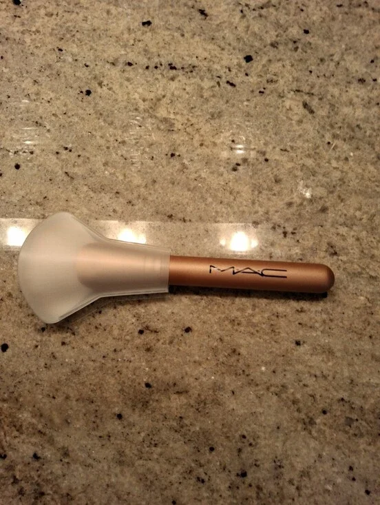 Mac Cosmetics  Fan Brush