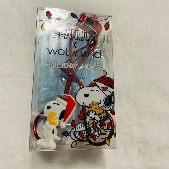 Wet & Wild Peanuts Snoopy Holiday Hug Eyelash Curler & Charm NIB