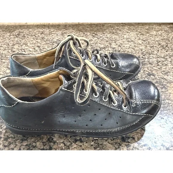 Born Black Leather Lace Up Comfort Flats Shoes Contrast Stitch Perforated Sz 7