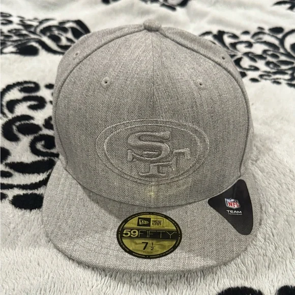 7 1/2 Heather Gray 49ers New Era Gray 59FIFTY Fitted hat. New with tag