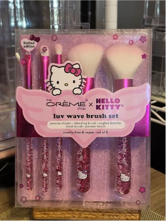 #TCS-2228 The Creme Shop Hello Kitty Luv Wave Brush Set