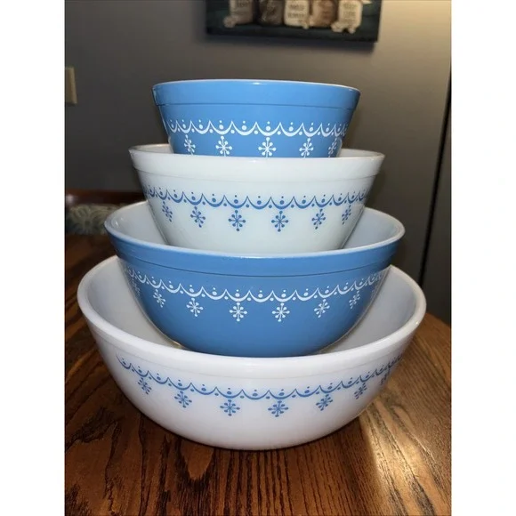Vintage Pyrex Snowflake Garland Set Of 4 Nesting Mixing Bowls 401-404