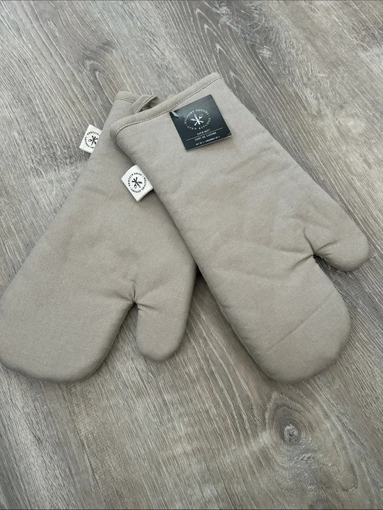 William Sonoma Gray Oven Mitts with Logo Patch