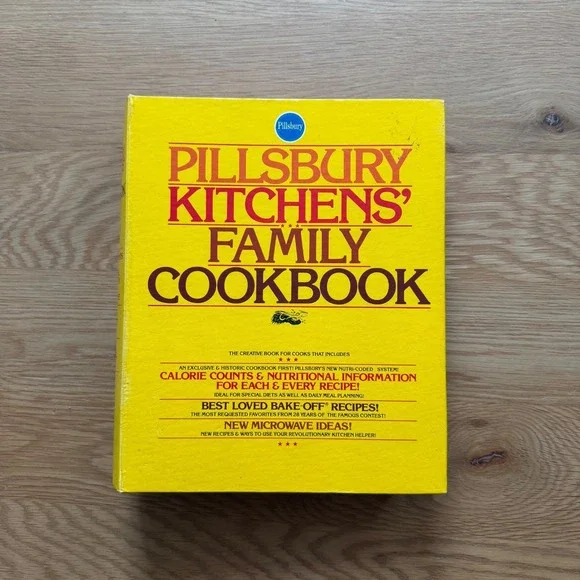 Vintage‎ 1979 Pillsbury Kitchens' Family Cookbook (Five Ring Binder)
