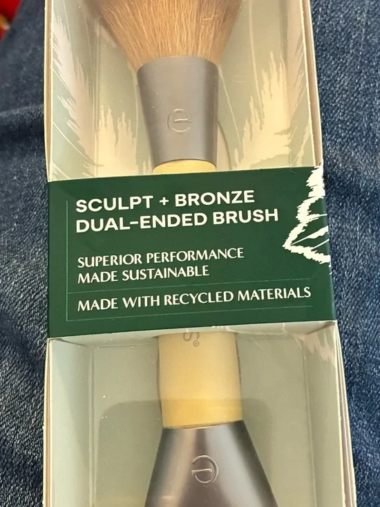 ecotools Dual-Ended Sculpt & Bronze Brush in Gray and Beige