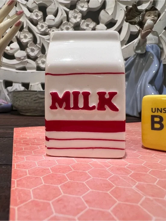 NWT Milk & Butter Adorable Set! Ceramic Set salt n’ pepa shakers