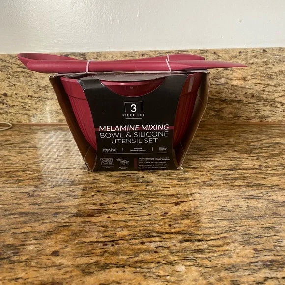 NEW Mixing bowl and utensil set