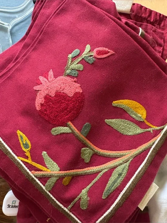 William Sonoma Pomegranate Crewel 8 Cotton Napkins & Runner Embroidered Fruit