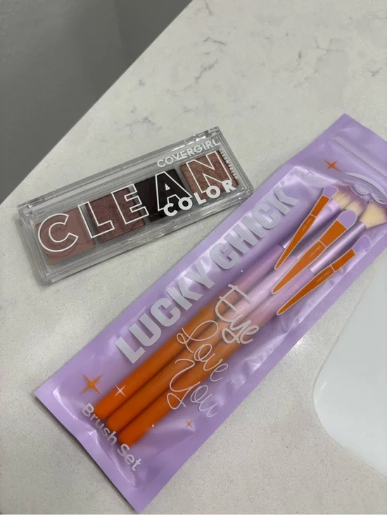 Covergirl Eyeshadow palette & Brush set- NEW
