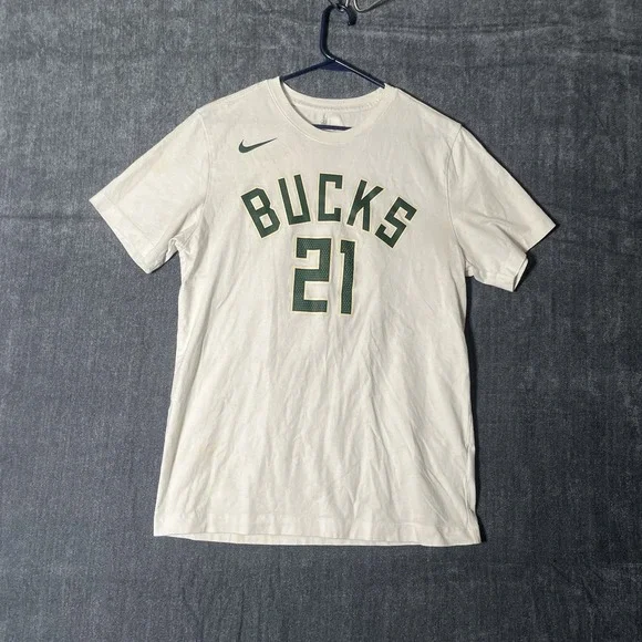The Nike Tee NBA Bucks Shirt Holiday 21 Boys Medium White Cotton Crew Neck (READ