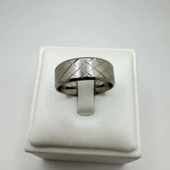 Size 9, Silver tone‎ metal with diamond criss-cross etching wedding band/ring!