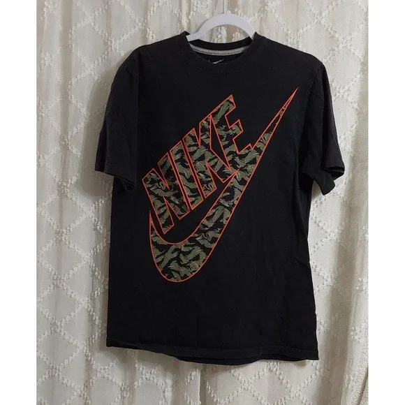 Nike Mens Graphic T-Shirt Black Camo Swoosh Logo Regular Fit Size M