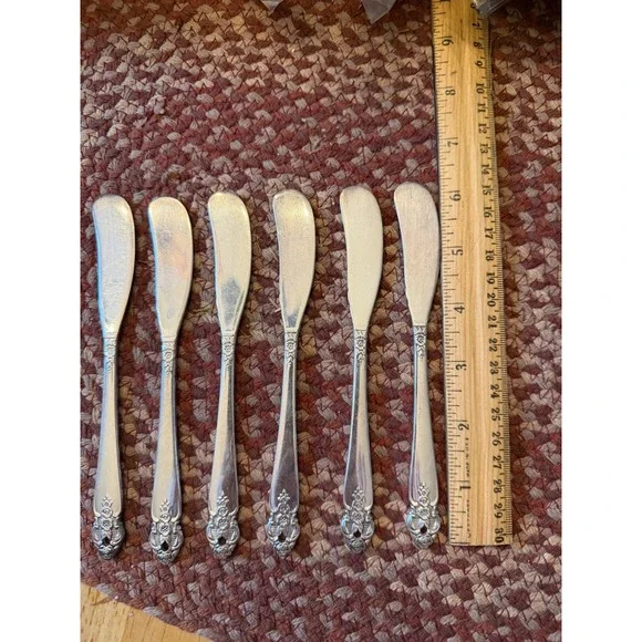 Set of 6 Oneida Silver Damask Rose‎ Solid Handle Butter Spreaders