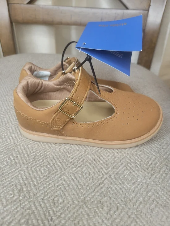 Stride Rite Girls Tan Mary Jane Dress Shoe with Buckle And Leather Lining.