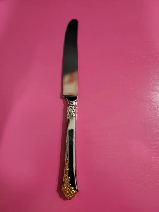 Oneida Golden Damask Rose Dinner Knife Stainless Gold Accent (1390)
