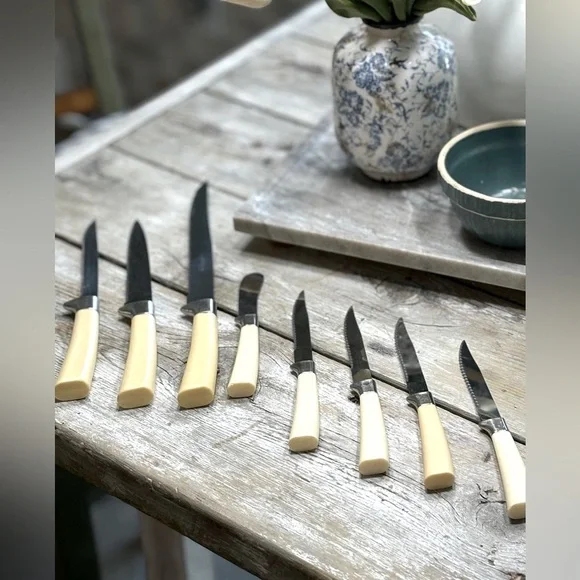 8 Vintage Regent Sheffield Knives. Marked England Stainless Steel MCM