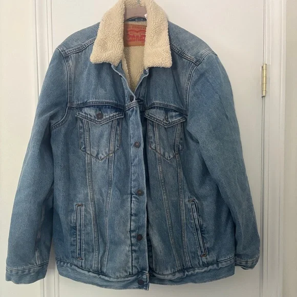 Men’s Levi's Cream Sherpa-Lined Jean Jacket with Light Blue Denim Trim