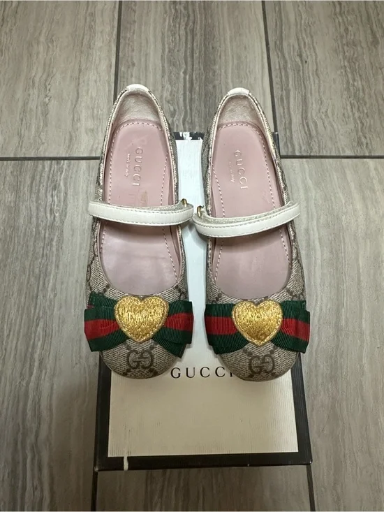Gucci Kids Beige GG Canvas Ballet Flats with Gold Heart and Red-Green Ribbon