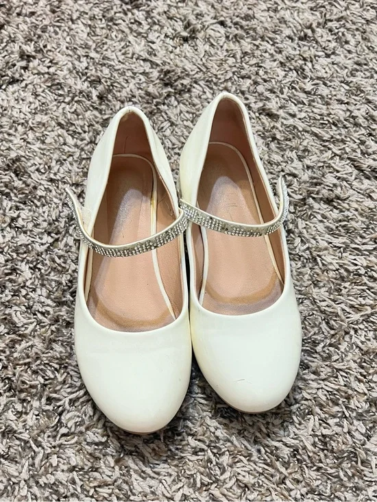Girl’s Nicole miller white rhinestone heels. Size 4.