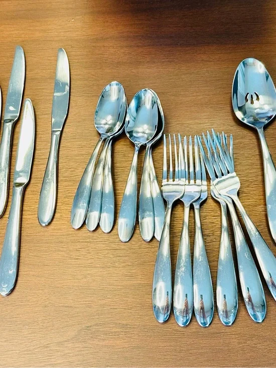 Oneida Stainless Flatware Set of 20 Pieces ~ 6 Place Settings