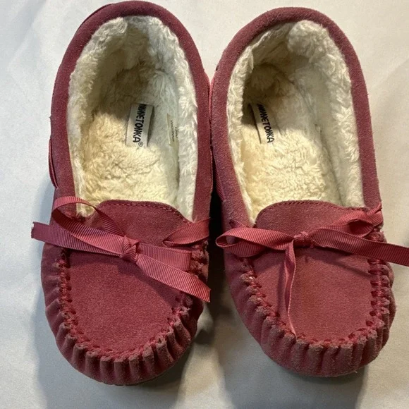 Minnetonka Pink Leather Moccasin Slippers Faux Fur Lined Bow Slip-On girls 4