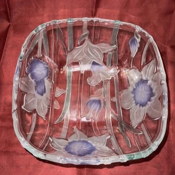 Mikasa Square Daffodils bowl - 4.5” Depth.