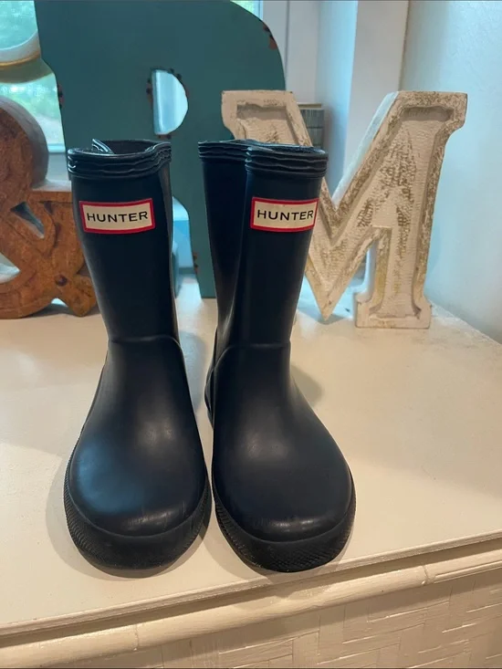 Hunter Navy Mid-Length Rubber Rain Boots with Red Logo