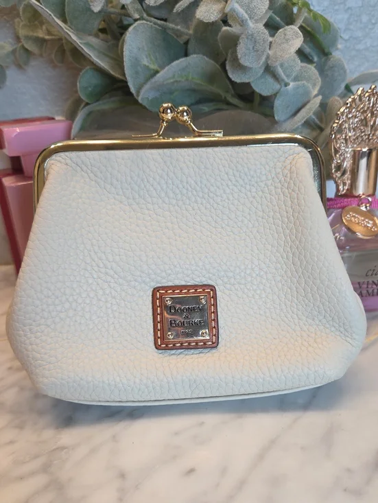 EUC Dooney & Bourke Cream Pebble Leather Kiss-Lock Coin Purse