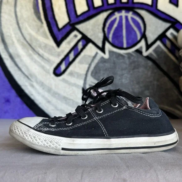 Size 4 - Converse Hello Kitty Chuck Taylor All Star Madison Ox Low Top Junior