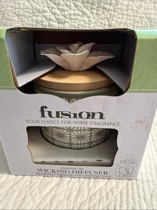 Fusion White Floral Essential Oil Wicking Diffuser