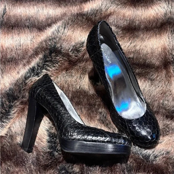 Vintage 2008 Calvin Klein fish scale chunky heel black pumps. Size 8 1/2