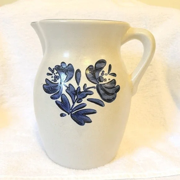Vtg Pfaltzgraff Yorktowne 64oz Pitcher #416Y  Cream/Blue Accent. Made in USA