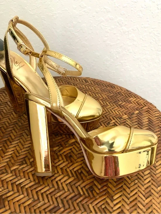 Antonio Melani and the Nat Note Pia Gold Mirror Metallic Platform Heel Pumps
