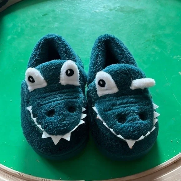 NWT toddler dinosaur slippers 🛍️ 5/30 kids clothes 🛍️🛍️
