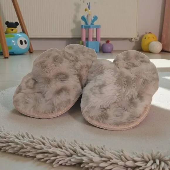 Girls Faux Fur New Light Purple and Gray Slippers - Size: 13T