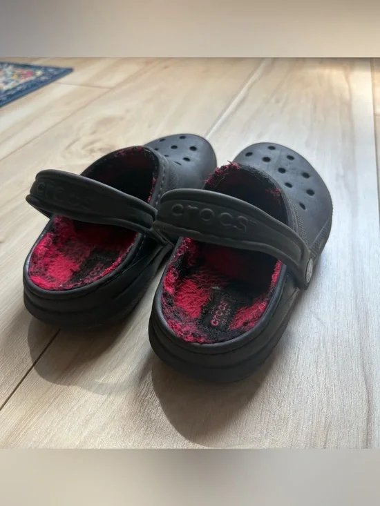 Crocs black Classic Lined Clogs Kids size 2
