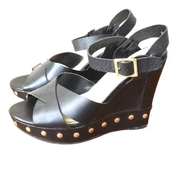 Sbicca black & gold platform sandals